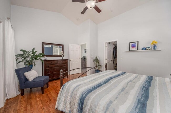 Building Photo - 4220 Ravenna Pl