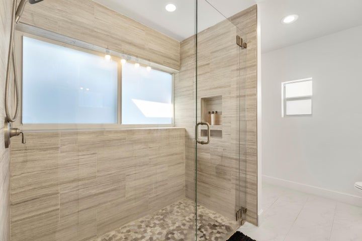 Building Photo - 921 SE 13th Ct