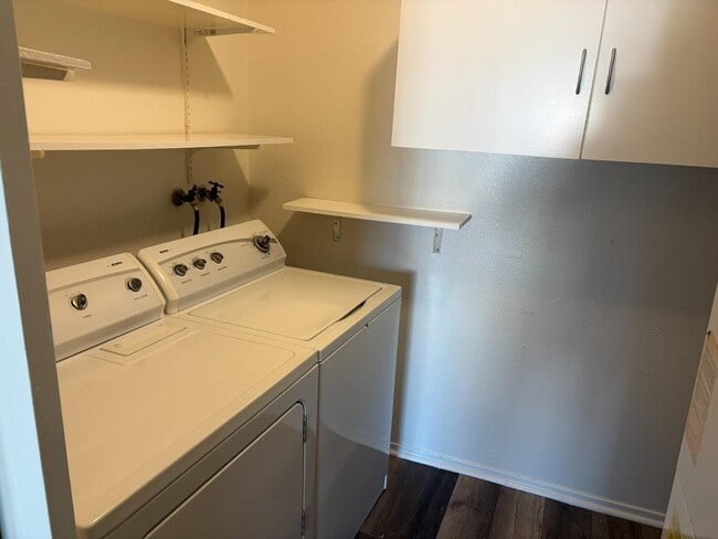 Building Photo - 2419 Greendale Dr