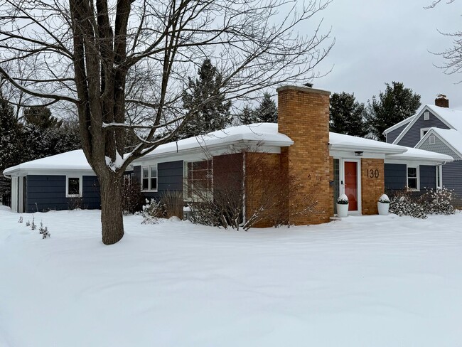 Building Photo - 3 Bed 1.5 Bath Single Family Home in Scholfield