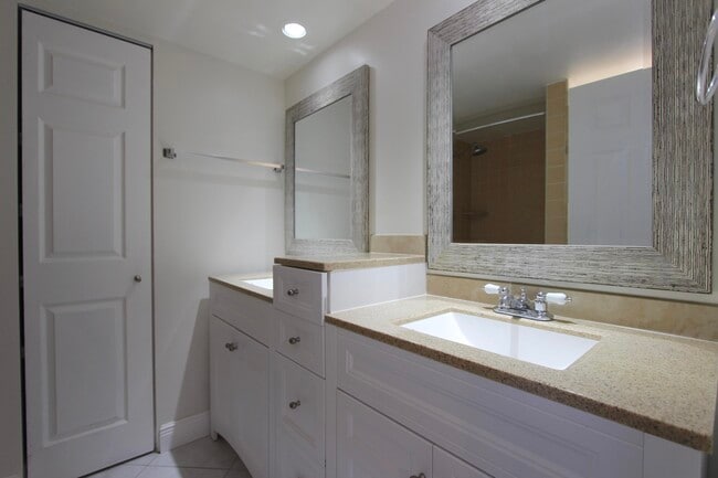 Building Photo - 606 6th Ct