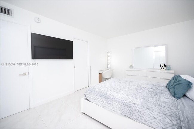 Building Photo - 10875 SW 112th Ave