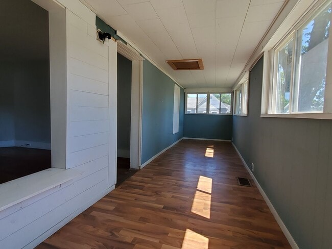Building Photo - 2 Bedroom House in Clinton, IN