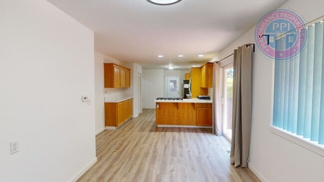 Building Photo - LAKE OSWEGO, FIRST ADDITION  / SINGLE LEVEL, NEWLY UPDATED, BASEMENT & GARAGE