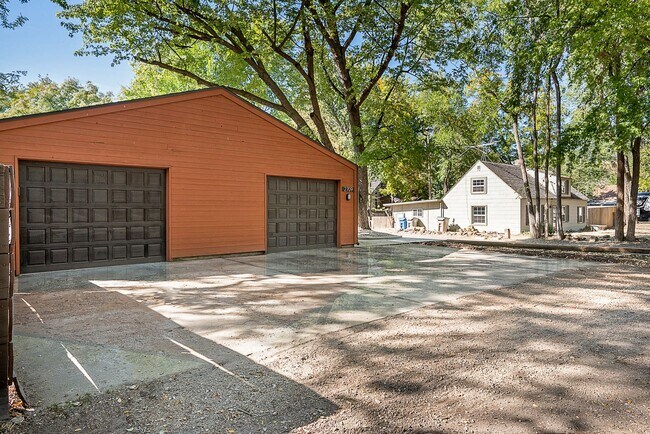 Building Photo - Super Cute North End Place with Garage and Backyard!