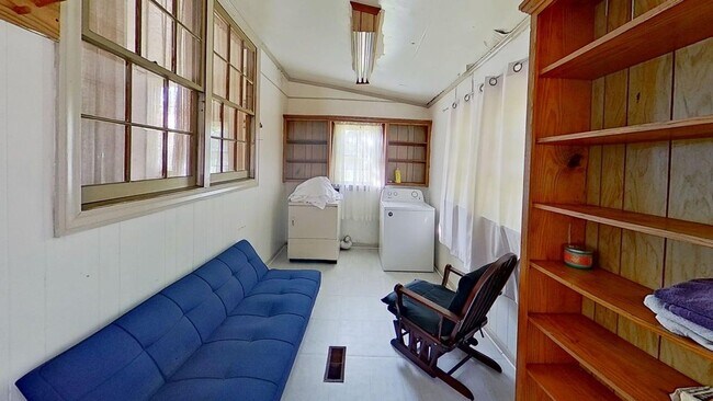 Building Photo - Renovated 3-Bedroom Home – Furnished or Unfurnished – Prime Location!