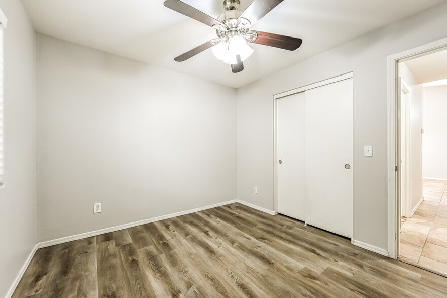 Building Photo - 9238 W Potter Dr