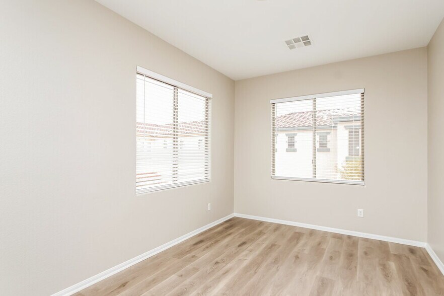 Building Photo - 604 Sumatra Pl