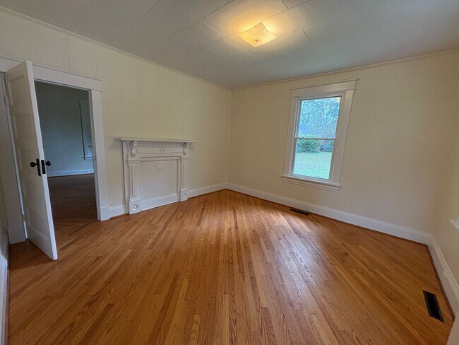 Building Photo - Spacious 2-3 bedroom house! Located on sid...