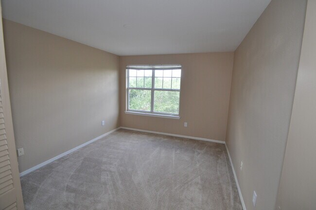 Building Photo - Residences at Sabal Point: 3 bed/2 bath - 3rd floor unit
