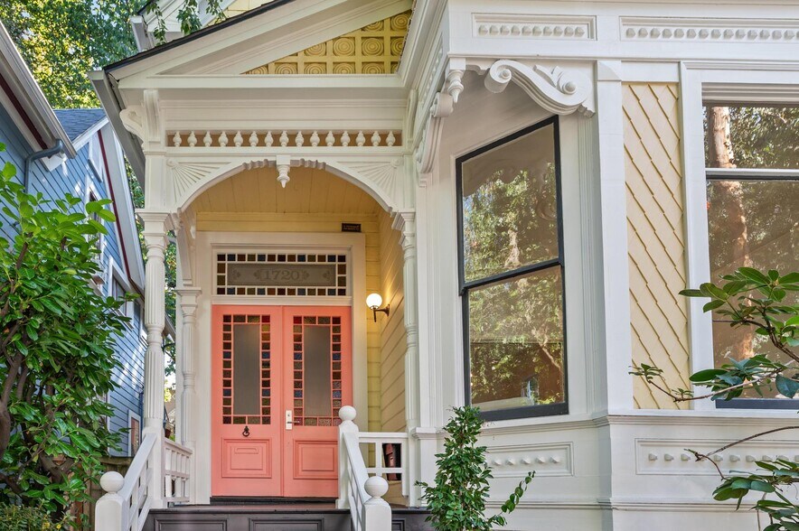 Building Photo - 1720 NW Hoyt St