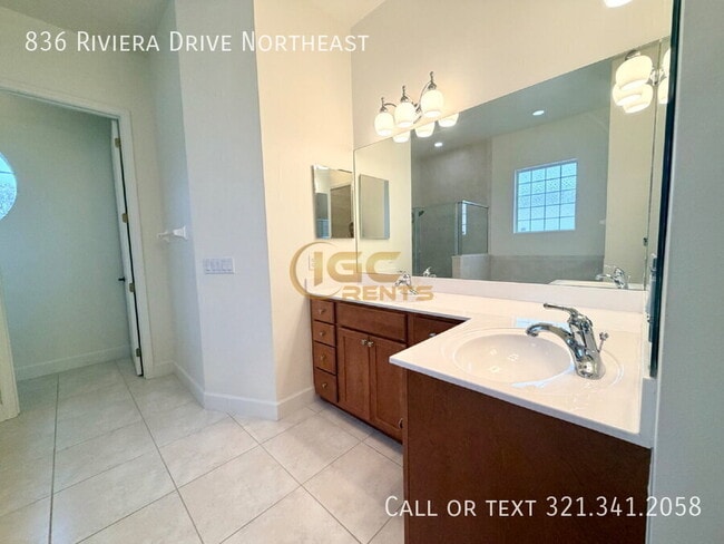 Building Photo - 836 Riviera Dr NE