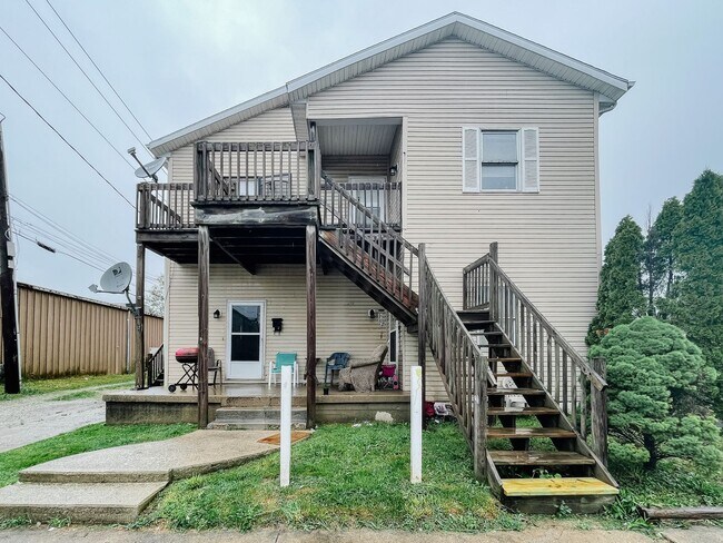 Building Photo - 114 E 8th St