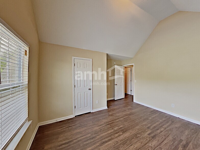 Building Photo - 682 Rock Hill Pky