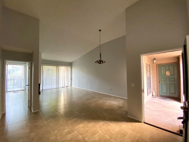 Building Photo - Woodlake Gated Condo Community 2 BD for Le...