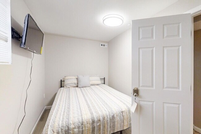Building Photo - THE AKRIDGE | Newly-renovated & high-quality Atlanta Home! Top-of-the-line finishes, granite coun...