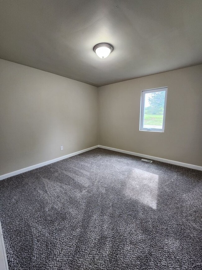 Building Photo - 3 Bedroom 1 Bath Home