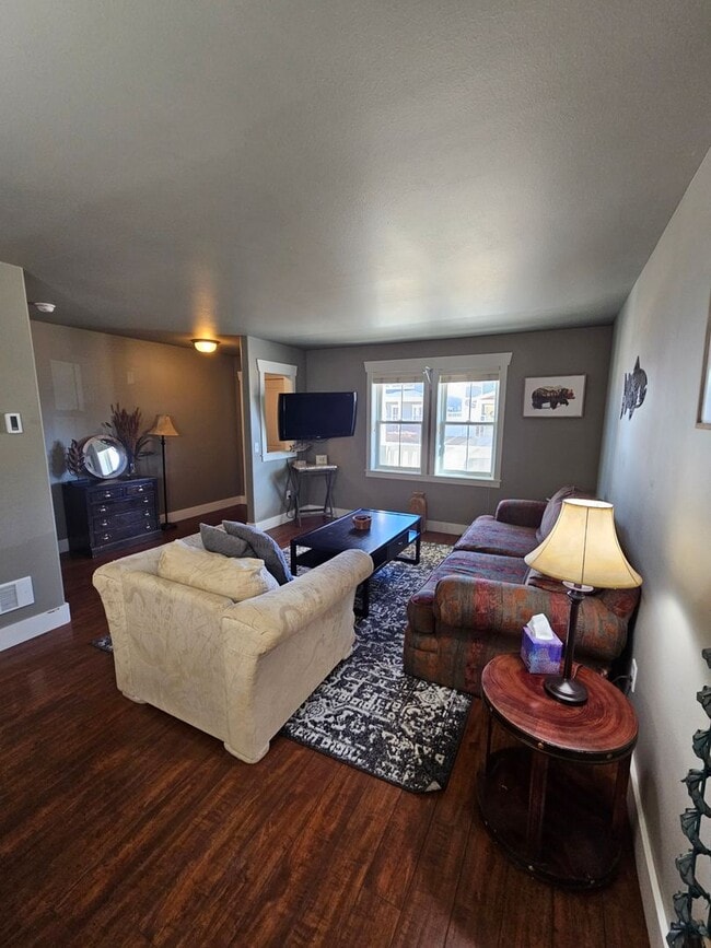 Building Photo - Move-In Ready Furnished Home | Utilities I...