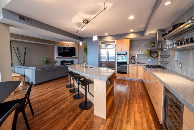 Building Photo - Luxurious multi-level penthouse condo - Flats Westbank