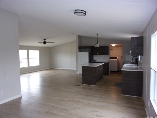 Building Photo - 360 Rangeland Rd