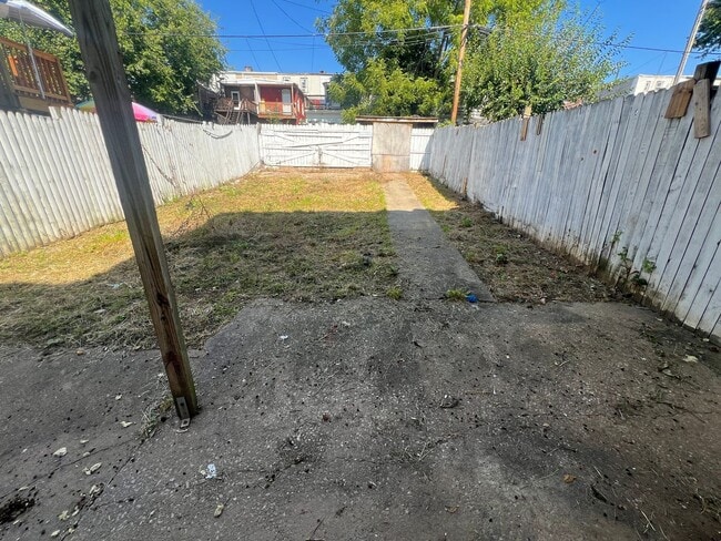 Building Photo - Large 4 bedroom 2 bath home with fenced in...