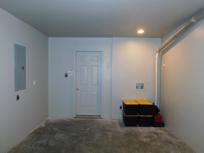 Building Photo - REMODLED