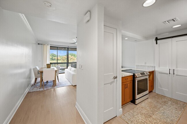 Building Photo - 11842 Pebblewood Dr