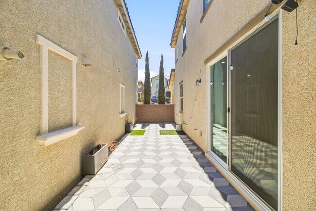 Building Photo - Beautiful 4-Bedroom Inspirada Home with Loft, Upgraded Kitchen & Private Backyard