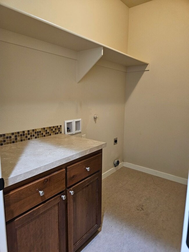 Building Photo - 3Bd/2Ba Two story townhouse - Available soon!