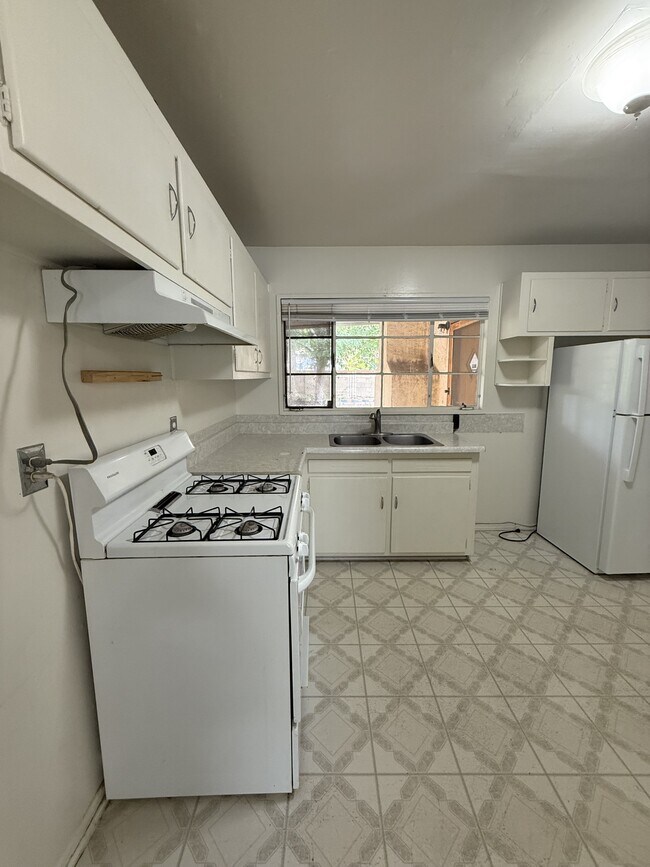 Building Photo - 1612 Hendola Dr NE