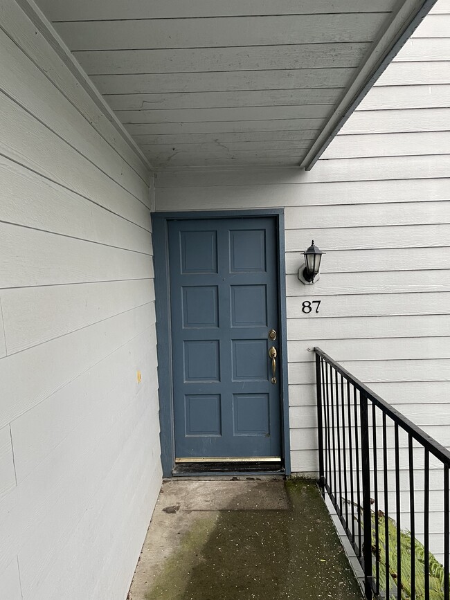 Building Photo - 445 Almond Dr