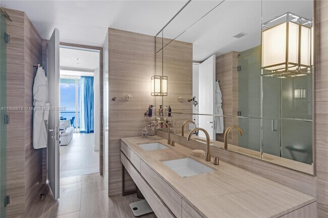 Building Photo - 18975 Collins Ave