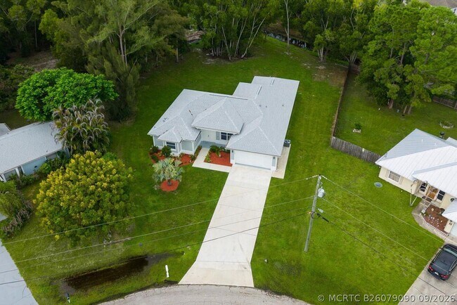 Building Photo - 419 SW Namoit Pl
