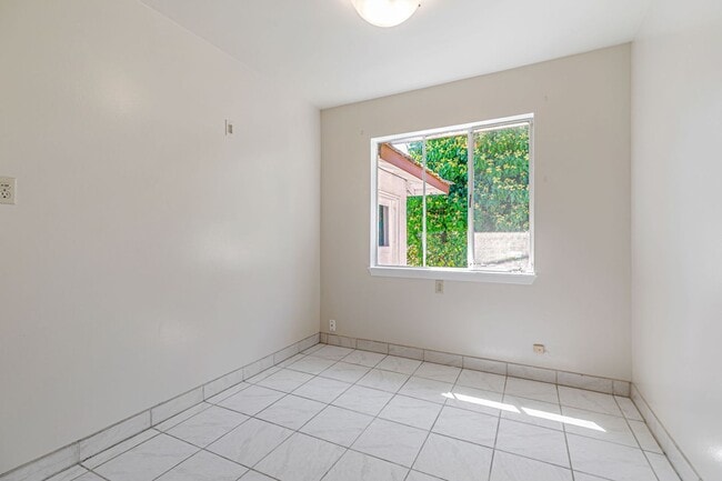 Building Photo - Classic Ranch Style Home in Top School Dis...
