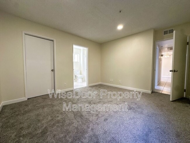 Building Photo - 450 E 4th St