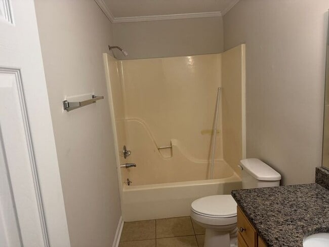 Building Photo - Convenient location in Concord near the hospital