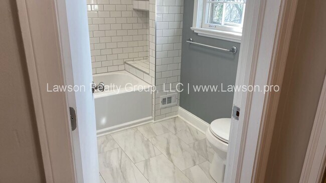 Building Photo - Lovely 4 Bedroom 3 Bath Home in South Roanoke