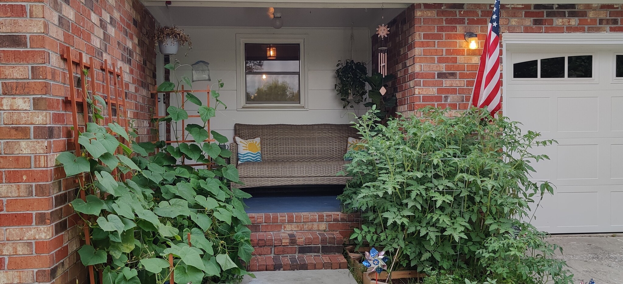 Relaxing front porch - 102 Anna Ct