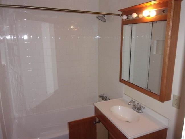 Building Photo - 1975 Tudor St