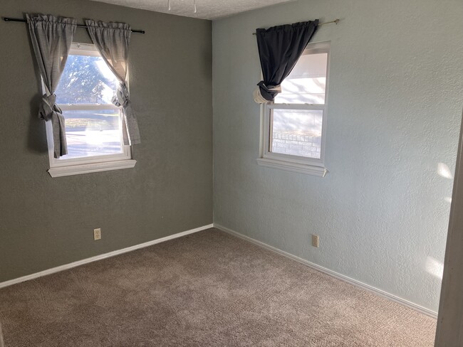 Building Photo - 2402 Spruce Dr