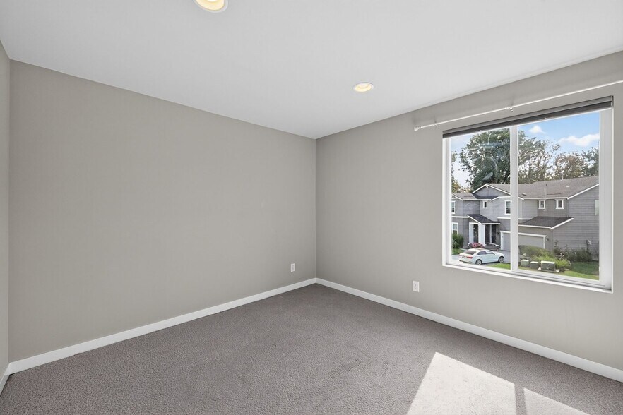 Building Photo - 5663-5613 13th St Ct NE