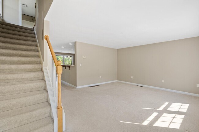 Building Photo - 41 Village Dr