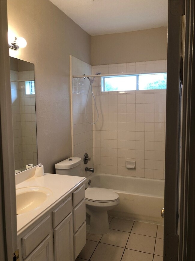 Building Photo - 818 Oak Lodge Ct