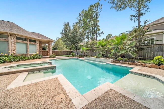 Building Photo - Exceptional 5-bedroom home (2 down) in desirable Woodlands Country Club with landscape & pool mai...