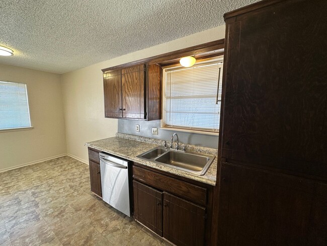 Building Photo - 3-bed 1.5-bath Rental Home Available in No...