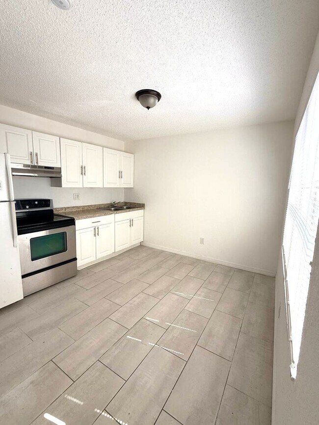 Building Photo - 2nd St