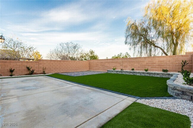 Building Photo - 788 Forest Peak St