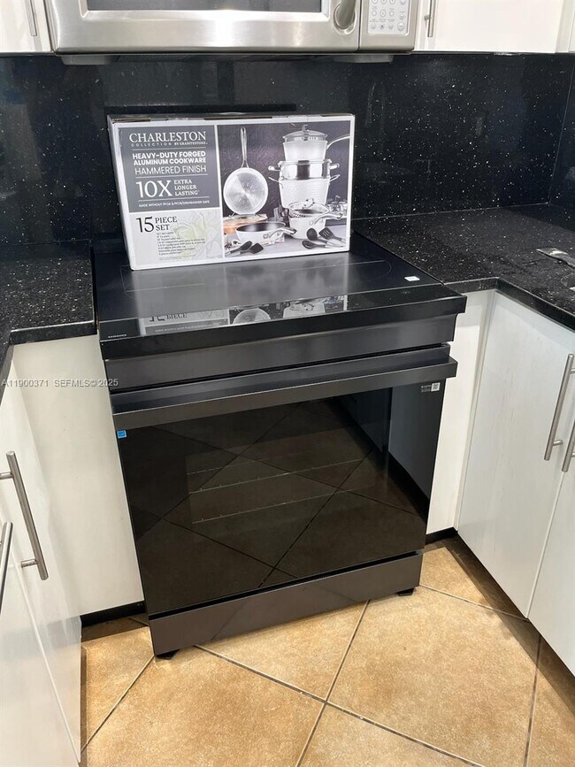 Building Photo - 1050 SE 15th St