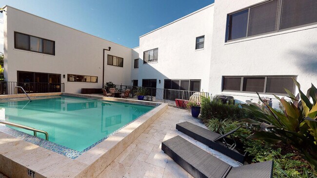 Building Photo - 1121 Bel Air Dr