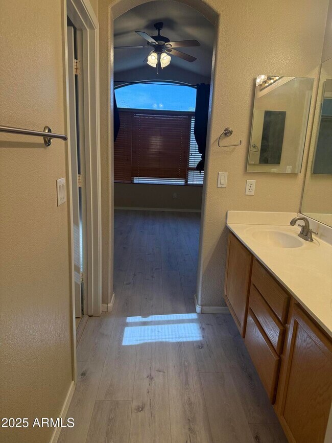 Building Photo - 1266 W Kingbird Dr